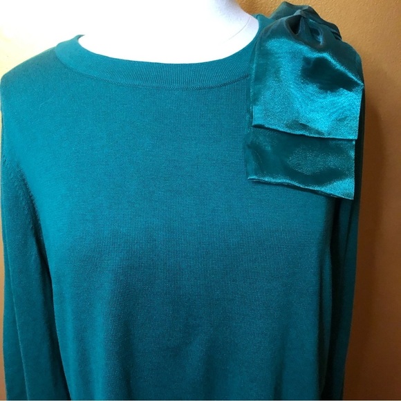 Belle By Kim Gravel Green crew neck Sweater w/detachable green bow Size Large - Picture 8 of 12
